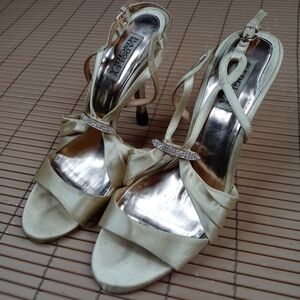 Badgley Michka women's gold satin slingback 4" heel  sandal sz 7.5M. Heel tips h